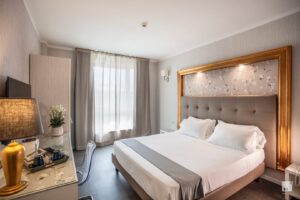 Camera d'albergo moderna con letto matrimoniale e scrivania.