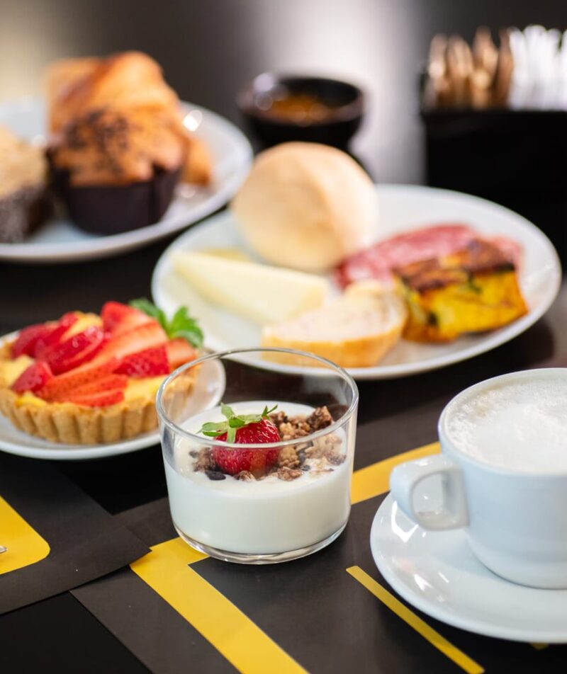 Colazione assortita con bevande, dolci e yogurt.