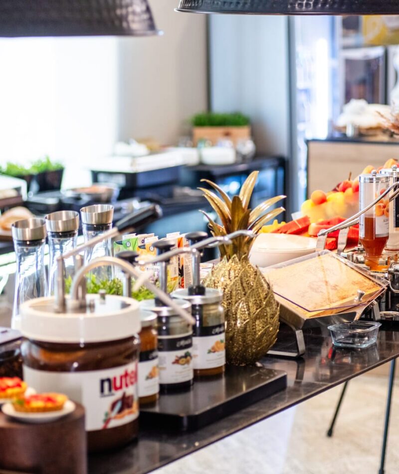 Buffet ricco di cibi assortiti e condimenti vari.