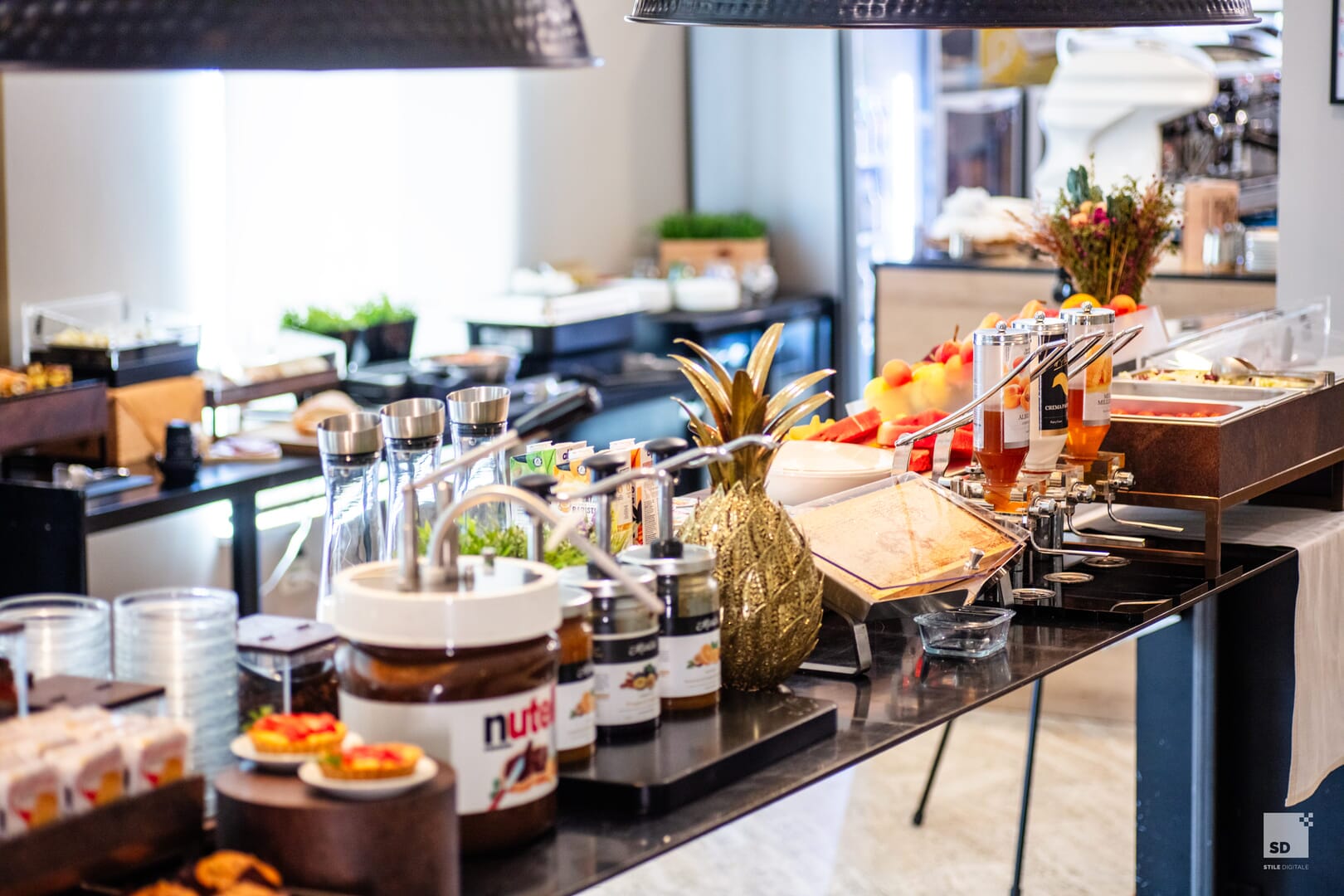 Buffet ricco di cibi assortiti e condimenti vari.
