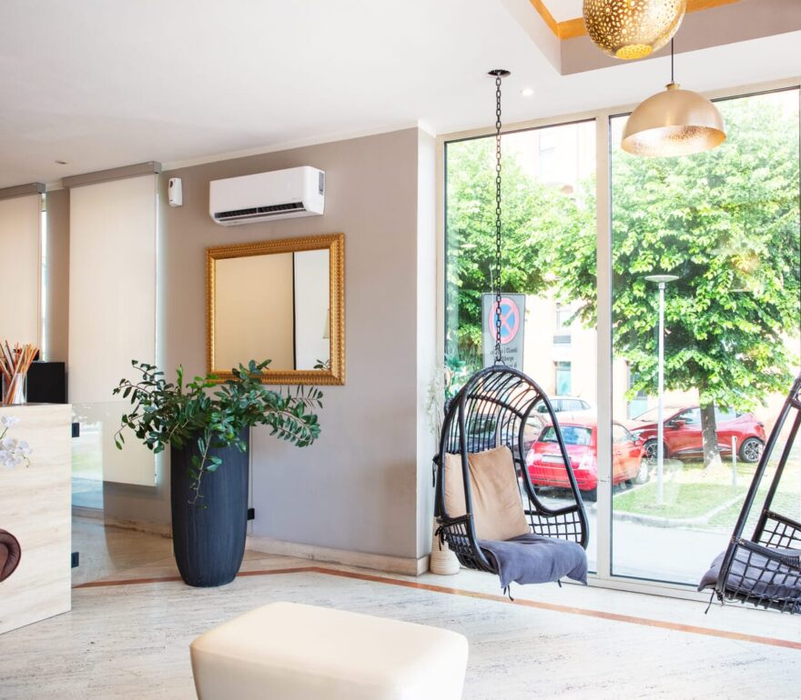 Interno moderno con sedie sospese vicino alle finestre.