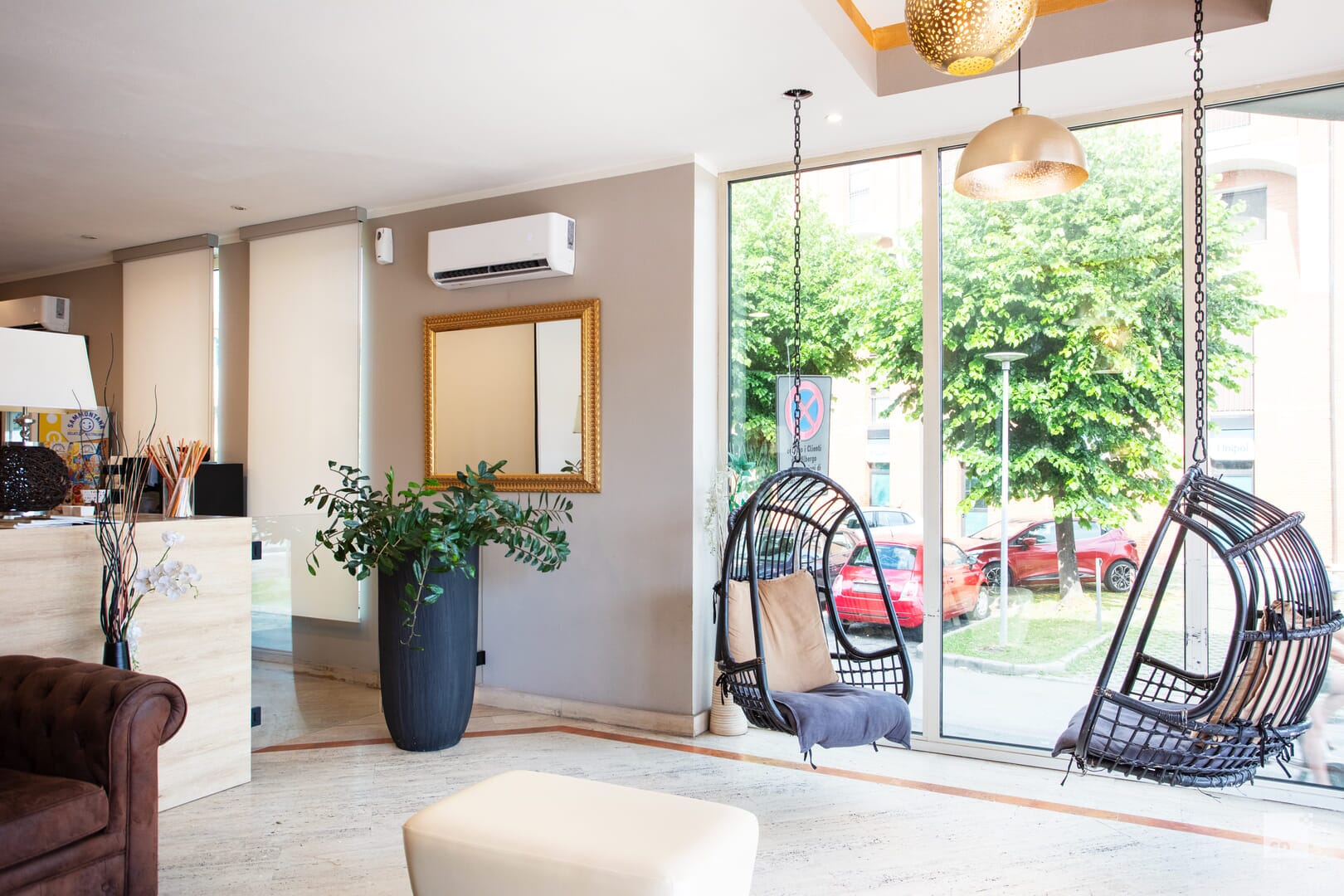 Interno moderno con sedie sospese vicino alle finestre.
